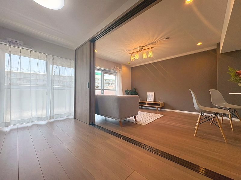 【CASA】高槻スカイハイツ リビングと隣接している洋室の引き戸を開けると、より開放感のあるリビングになります。