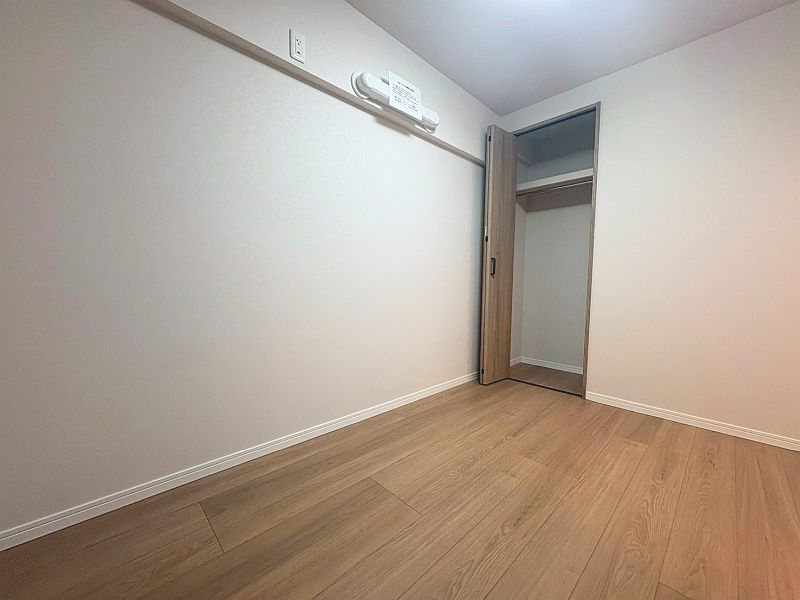 【CASA】高槻スカイハイツ お子様あこがれ!はじめてのマイルーム！クローゼット付きですので、大切な衣類やお荷物もすっきり収納していただけます。