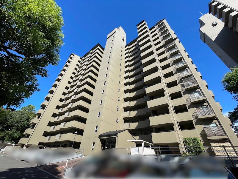 総戸数1098戸の大規模マンション。緑に囲まれた落ち着いた住環境が魅力です♪