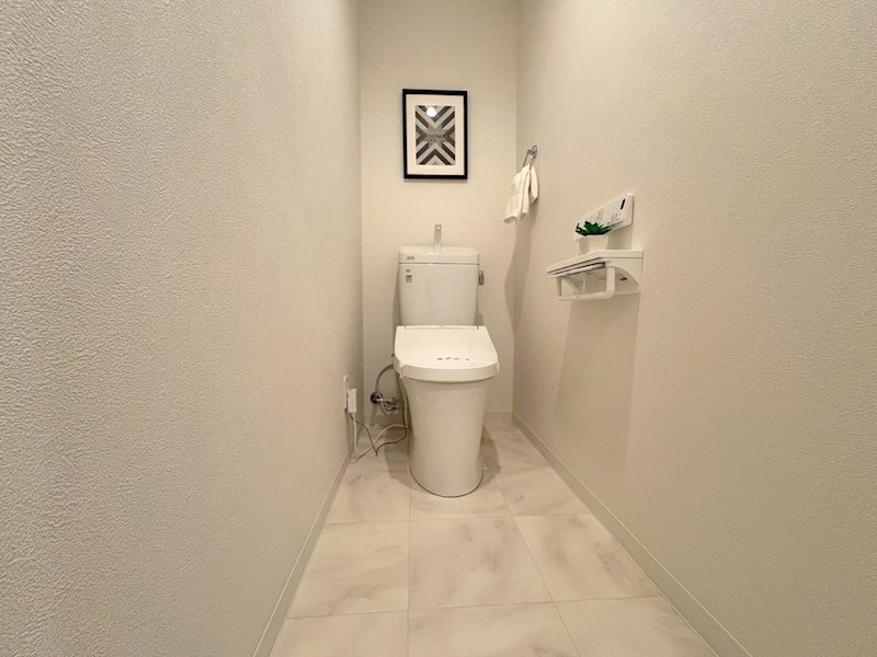 北千里セントポリア 細部までこだわったデザインが魅力のトイレ空間。温水洗浄便座で快適、上部棚にはストックも収納可能。訪れるたびにホッと一息つける、安らぎと機能性を兼ね備えた空間です。