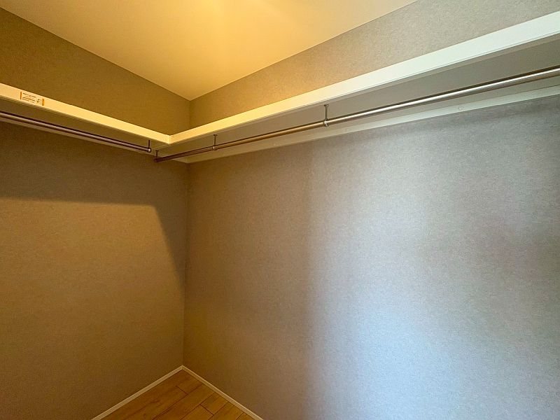 【CASA】高槻阿武山二番街208号棟 衣類や家具もたっぷり入るウォークインクローゼット！季節を問わずにたっぷりの収納ができます。冬物の収納にも困りません。