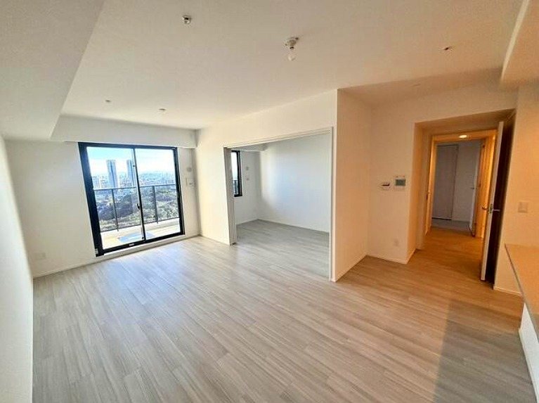 Brillia Tower 箕面船場 TOP OF THE HILL 【リビング】30階建ての21階部分です。