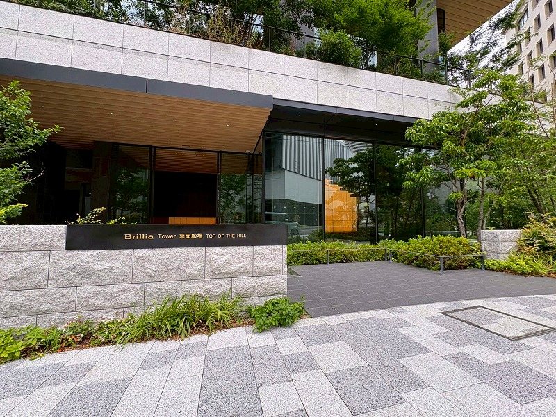 Brillia Tower 箕面船場 TOP OF THE HILL 【共用部エントランス】常時ゴミ出し可能は嬉しいポイントですね。