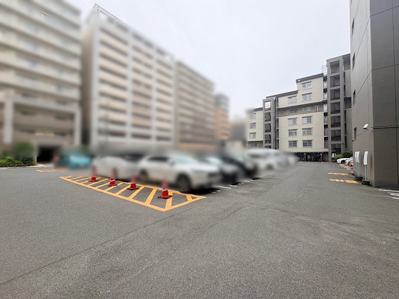 グリーンコーポ江坂第二 敷地内駐車場あり（空き状況・月額料金はお問い合わせください）。