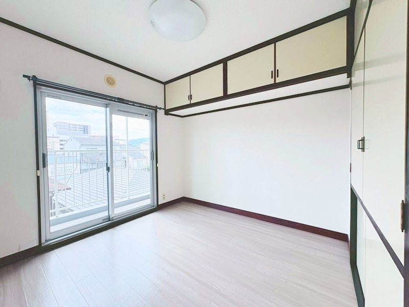 メゾン神足 広々としたバルコニーからは爽やかな陽光とそよ風が吹き込みます。