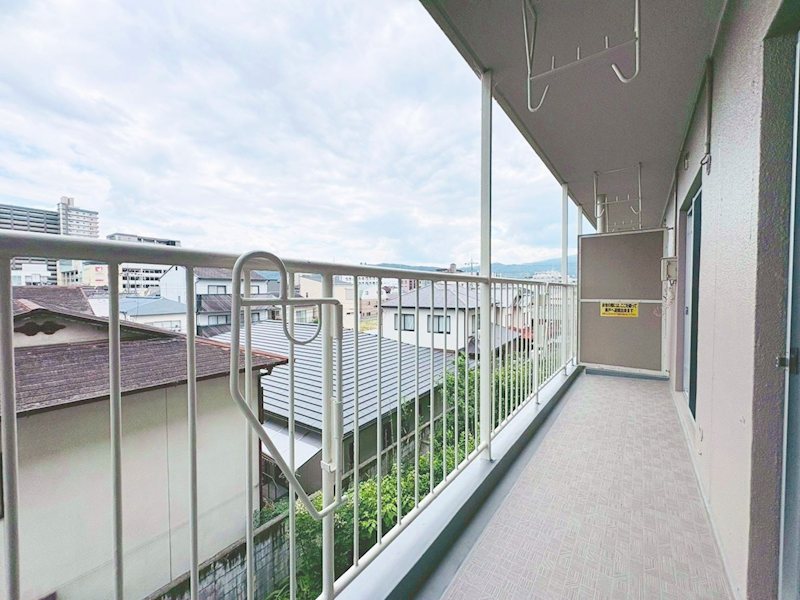 メゾン神足 南面バルコニーは、それぞれのお部屋に爽やかな風と暖かな光をもたらします。