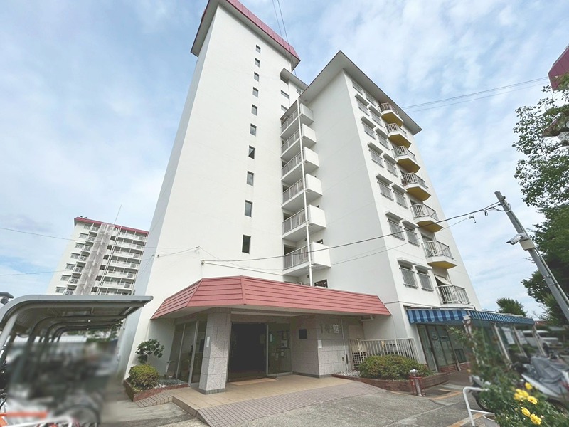 桂川ハイツ1号館 清潔感のある外観が魅力のマンション。通勤・通学にも便利な立地で、新しい生活を始めるのにぴったりです。