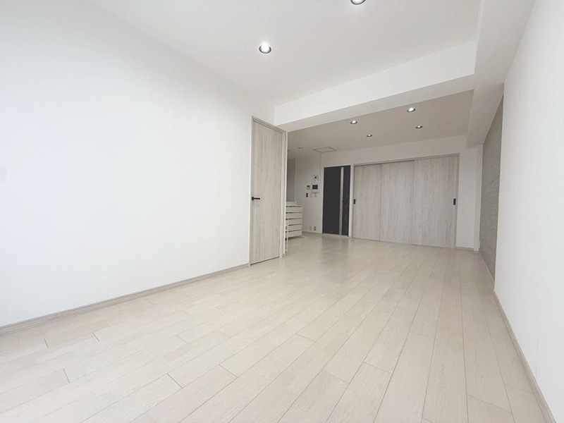桂川ハイツ1号館 明るい木目調のフローリングが印象的なリビング。シンプルな空間で、お好みの家具を自由に配置できます。
