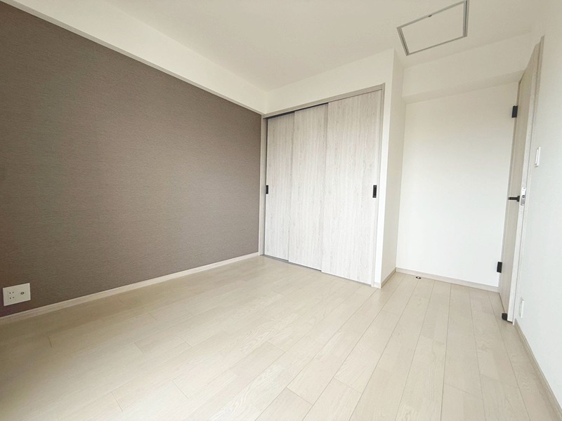 桂川ハイツ1号館 アクセントクロスがお部屋を彩る洋室。たっぷりの収納も備わり、居住空間を有効活用できます。