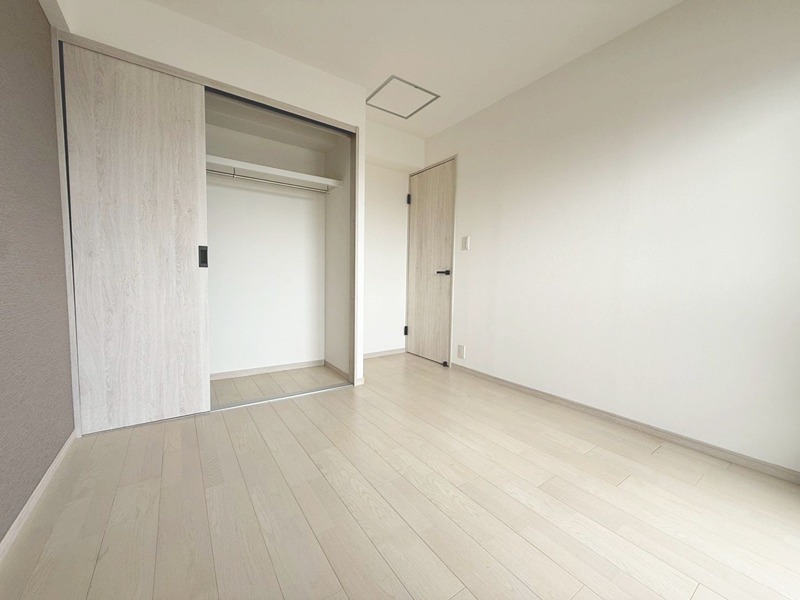 桂川ハイツ1号館 明るい木目調の床と白い壁が、開放感あふれる居室。収納も完備されており、プライベート空間をすっきりと保てます。