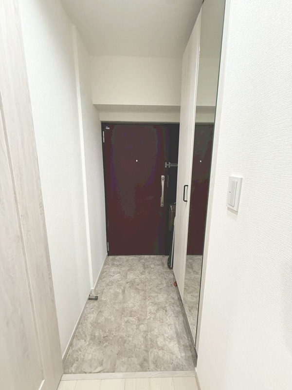 桂川ハイツ1号館 すっきりとした玄関がお出迎え。大きな姿見で、お出かけ前の身だしなみチェックもスムーズに。一日の始まりと終わりを心地よく彩ります。