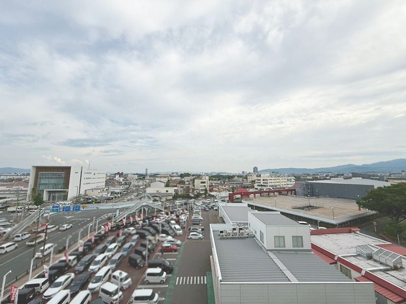 桂川ハイツ1号館 高台から望む開放的な眺望。遠くの山並みまで見渡せる、日々の暮らしに広がりを感じさせる眺望です。