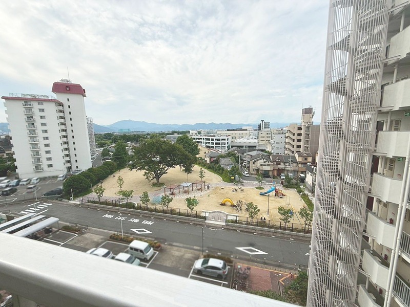 桂川ハイツ1号館 広がる空と公園の緑が心地よい眺望。穏やかな街並みが一望でき、日々の暮らしに開放感をもたらします。