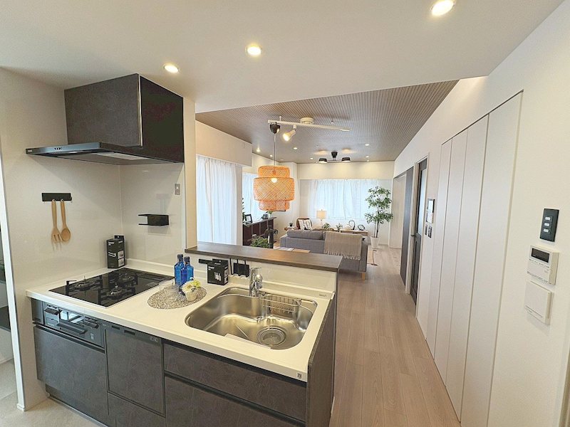 【CASA】グラン・ブルー宝塚 ■キッチン■料理をしながらでもご家族との会話を楽しめる対面キッチン♪リビングで遊ぶお子様を見守りながらお料理ができます。システムキッチンで調理場が広く作業がはかどります。