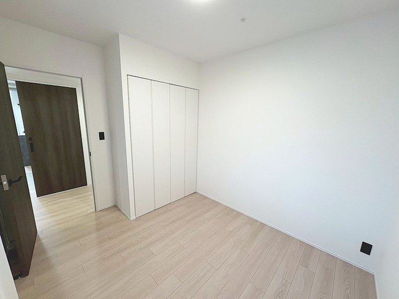 【CASA】グラン・ブルー宝塚 ■洋室■居室にはクローゼットを完備し、自由度の高い家具の配置が叶うシンプルな空間です。