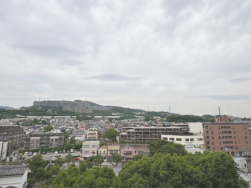 【CASA】グラン・ブルー宝塚 ■眺望■向かいは高い建物がなく、日当たりが確保されています♪また外からの視界も気にせず、バルコニーでゆっくりとくつろげる空間になります。