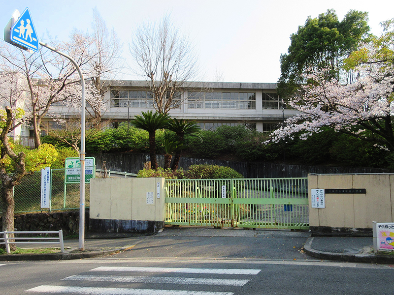 千里津雲台団地A-22棟 吹田市立津雲台小学校