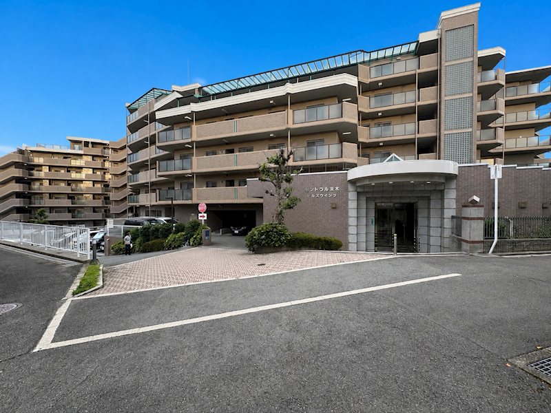 【CASA】セントラル茨木ヒルズウイング 76.56㎡のゆとりある3LDK。東向きで日当たりが良く、快適な住空間です。近隣にはスーパーやコンビニ、郵便局が揃い利便性も良好です。