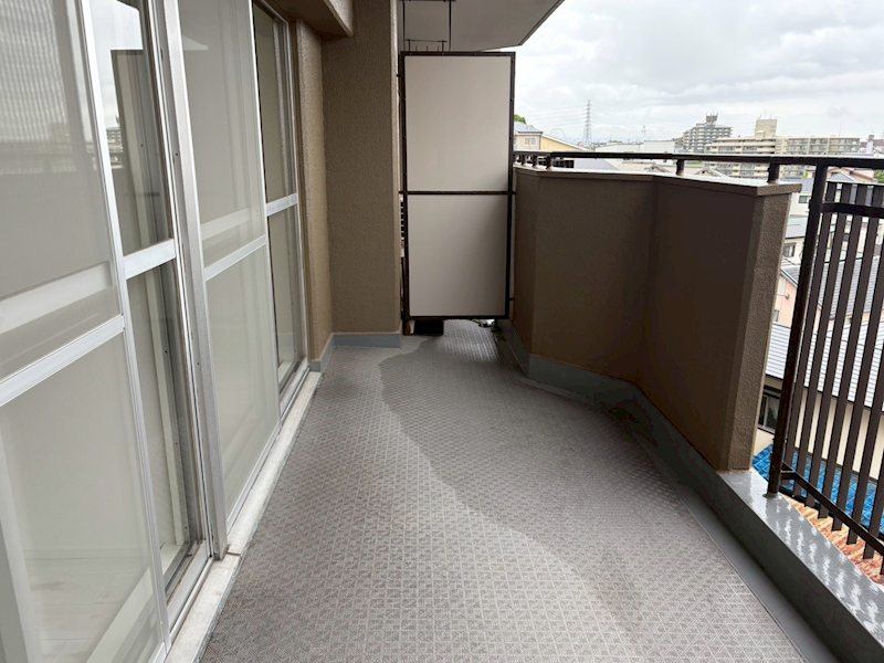 千里山サニーハイツ 窓から見えるバルコニーが部屋の空間を広く見せてくれるのも魅力的です
