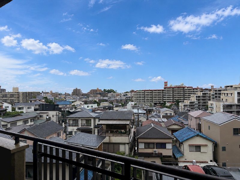 千里山サニーハイツ 窓から見えるバルコニーが部屋の空間を広く見せてくれるのも魅力的です