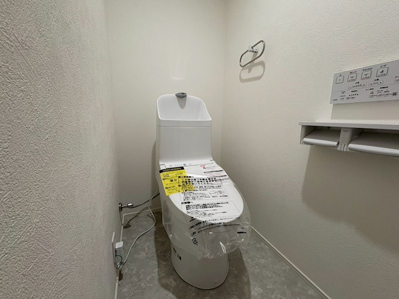 千里山サニーハイツ ウォシュレット設備で快適な温水洗浄便座付きの広く明るいトイレです。